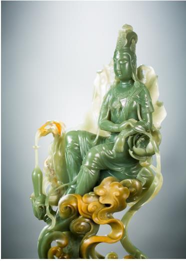 析木玉的绿色丰富多变,皮色鲜亮,给人多样的审美感受。