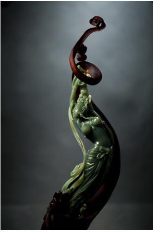 析木玉作品飞天,细腻润泽的玉质将飞天的体态之美展现得更为生动。