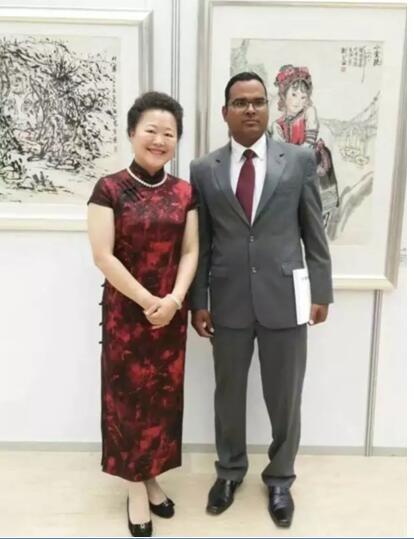 张凤云与马尔代夫驻华大使穆罕穆德。费萨尔在画作前合影