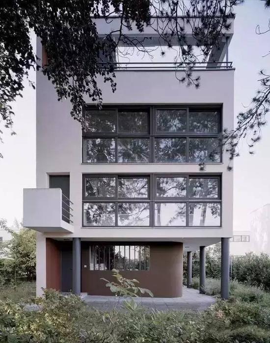 由密司·凡·得罗于1927年领导,为了表示建筑新精神而做的建筑实验。柯布西耶参与了项目设计。