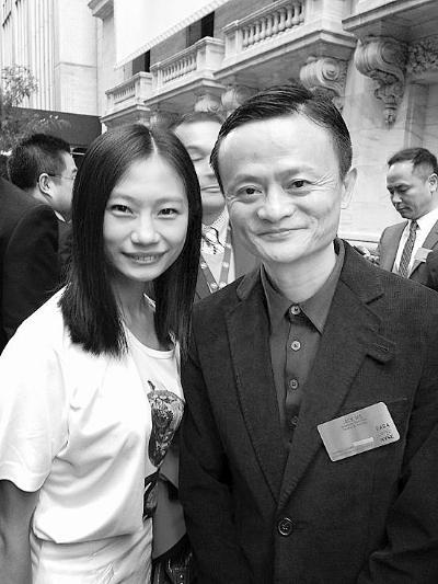 2014年9月19日,劳丽诗以“奥运冠军”卖家的身份现身纳斯达克,成为阿里巴巴登陆纽交所的敲钟人。图为当天,她与马云的合影 2014年9月19日,劳丽诗以“奥运冠军”卖家的身份现身纳斯达克,成为阿里巴巴登陆纽交所的敲钟人。图为当天,她与马云的合影
