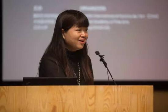 ▲中央美术学院宣传部部长秦建平主持新闻发布会