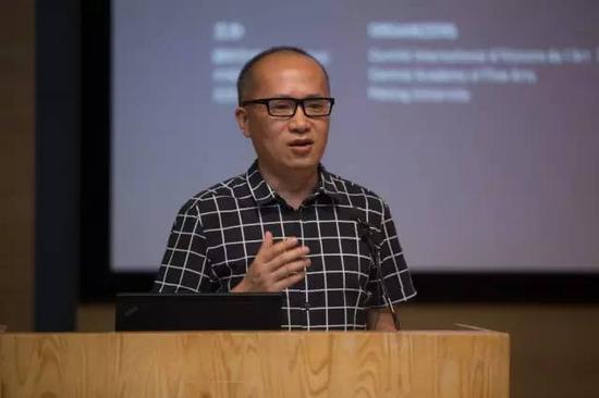 ▲ 中央美术学院教授、“破碎与聚合:青州龙兴寺古代佛教造像”特展策展人郑岩讲述展览基本情况