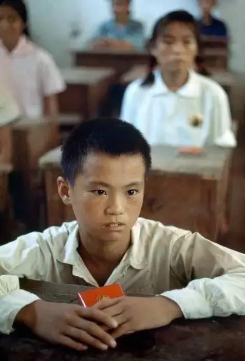 拿着红宝书的学生,1971