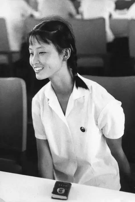上海芭蕾舞团的芭蕾舞者,在她前方的桌子上放着红宝书,1971