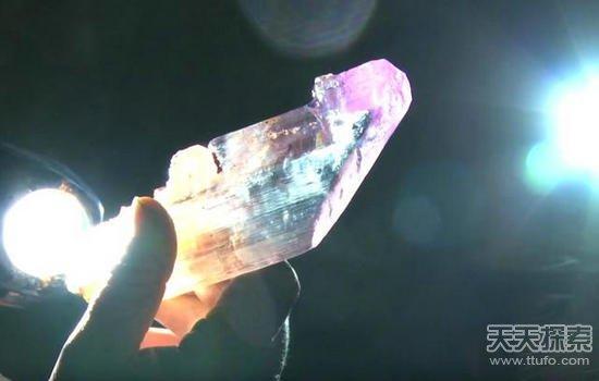 在矿灯的照射下,粉紫色显得格外好看