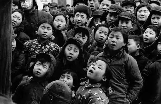 北京,许多小朋友被天桥上的皮影戏迷住了,1957
