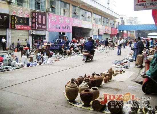 2013年拍摄的曙光古玩市场早市。 (余江人摄)