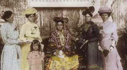 一九零三年,慈禧太后和各国大使夫人的合影,老太太披的那个“渔网”,据说都是珍珠织成,但表情就明显土了些,看来照相对老佛爷来说也是个稀罕事。