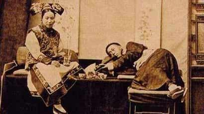 一八八七年的照片,夫妻在家吸鸦片。