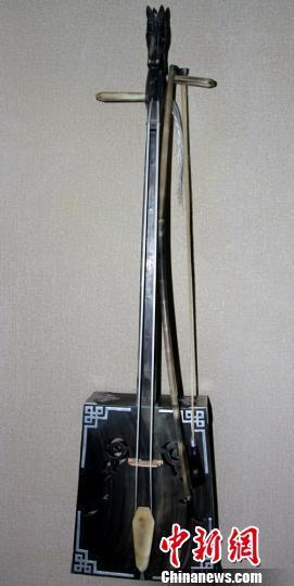 用动物骨头制作的马头琴,不仅可作为工艺品,还能用于演奏。 史玉江 摄