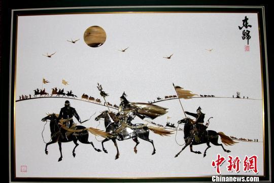 作品《回家》是一幅述说1771年土尔扈特人东归的骨雕画。 史玉江 摄
