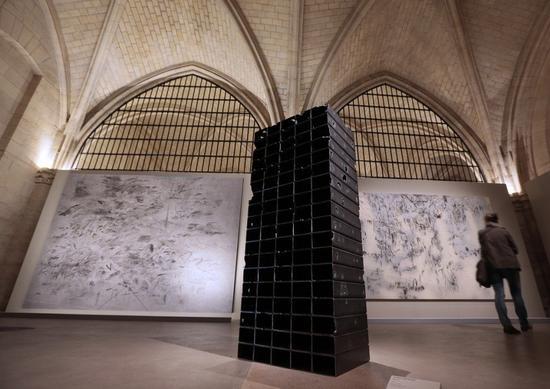 来自黎巴嫩艺术家莫娜·哈透姆“地堡“系列的作品《Bourj II 》。 图片:Courtesy of Getty Images