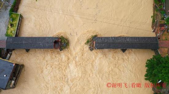 视频实拍超强台风引发暴雨山洪,泉州800多年历史古桥被毁(时长约43秒)