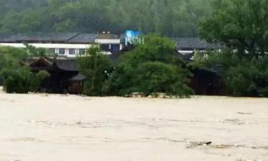 洪水围困姐妹桥,岌岌可危。其他地方仍有多座古廊桥距水面不足两米。