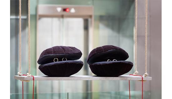 科斯马·冯·博宁,《扇贝(黑色版本)石头》(SCALLOPS (DARK VERSION), ROCKING,2014)。 图片:Courtesy the artist and Petzel, New York