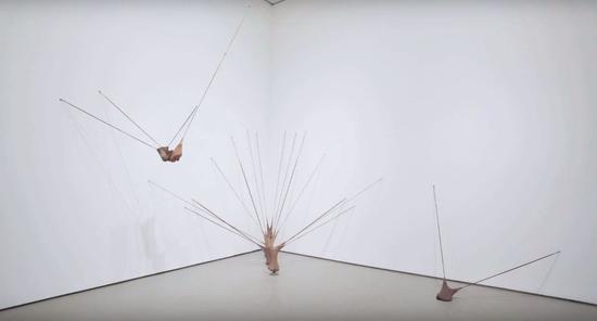 Senga Nengudi作品在MOCA展览现场。 图片:Courtesy of YouTube