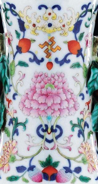 清乾隆 青花粉彩缠枝花卉开光梅菊图御制诗文柿蒂耳瓶 局部