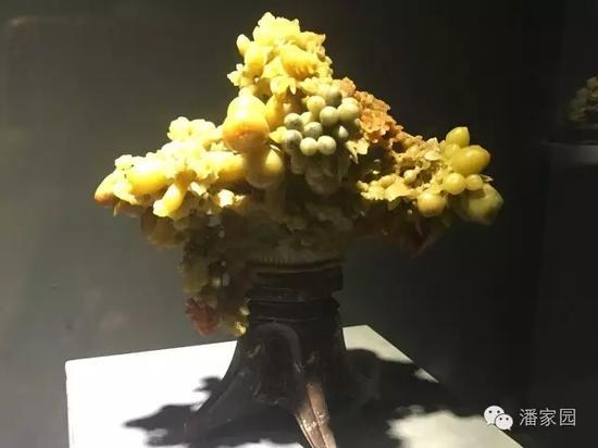 《花果》,26*25*15(厘米),五彩冻,1982年,林福照作。