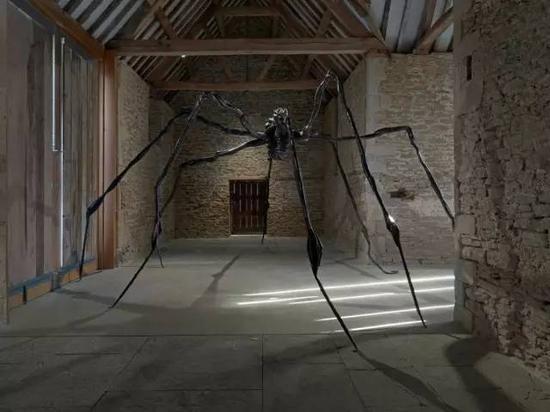 An installation view of Bourgeois’s “Spider,” 1996, on view at Hauser & Wirth Somerset。 © The Easton Foundation/VAGA, New York/DACS, London 2016。 Courtesy Hauser & Wirth。 Photo: Ken Adlard