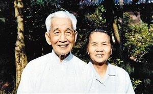 容庚,生于1894年,1983年去世。本名肇庚,字希白,号颂斋,广东东莞人。我国著名的古文字学家、考古学家和收藏家,在篆刻学方面也有很高造诣。图为晚年容庚与夫人。(资料图片)