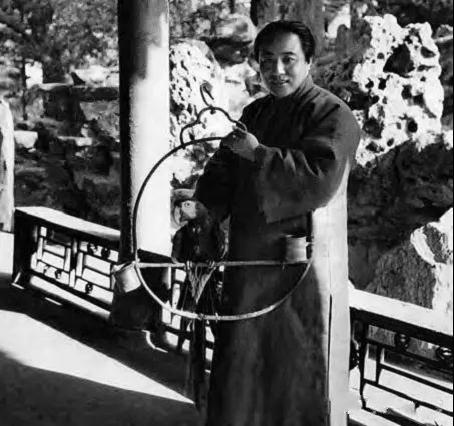 ▲ 溥儒在恭亲王府内旧照