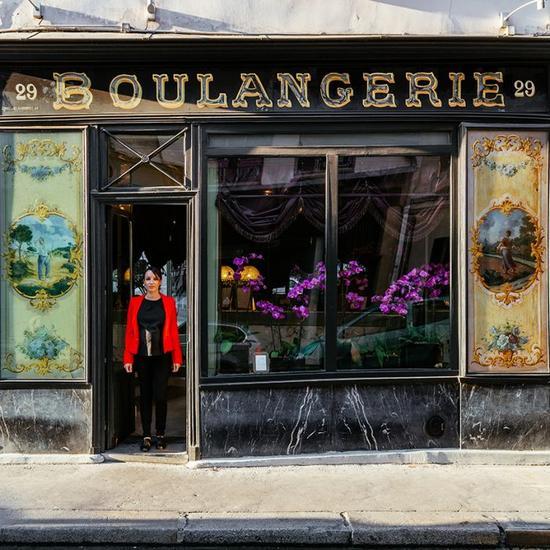 Vanessa Jacquiot——精品酒店的销售员和营销经理,这里曾经是巴黎最古老的面包店