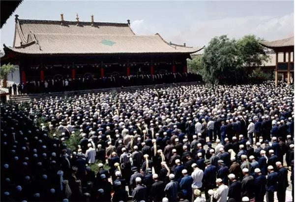 1984年,青海西宁。在西宁老城清真寺祷告的穆斯林。