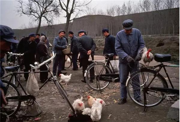 1985年,陕西西安。古城墙边的市场。