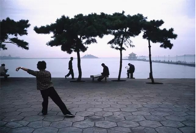 1981年,山东青岛。在海边练太极拳的妇女。