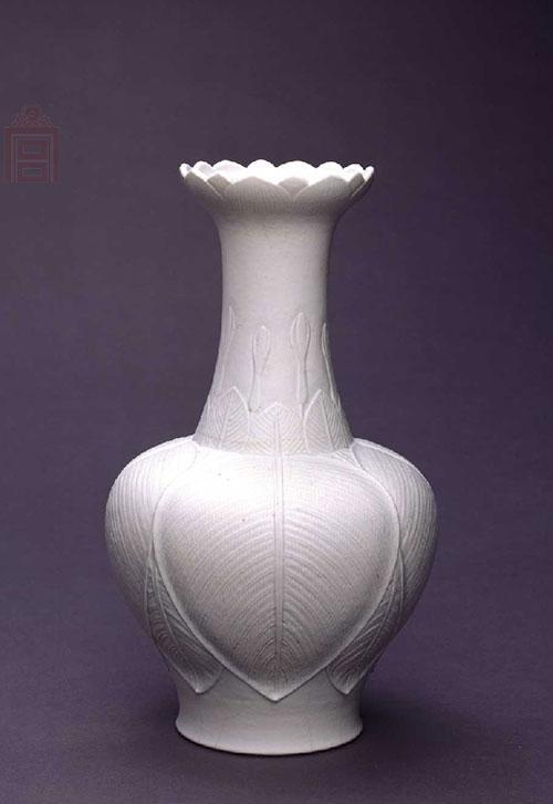 白釉凸雕莲瓣口瓶,清乾隆,高27.4cm,口径9.3cm,足径8.5cm