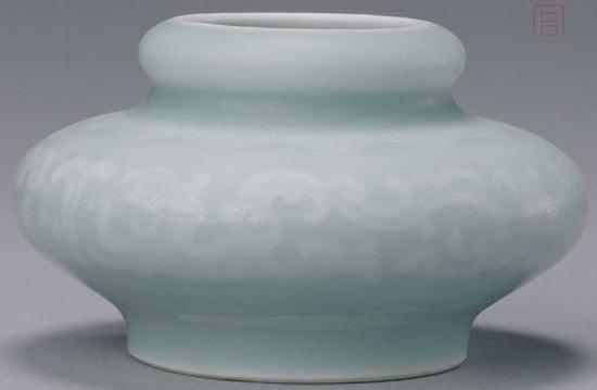 粉青釉暗夔龙纹洗口水丞,清乾隆,高5cm,口径3.3cm,足径5cm。清宫旧藏