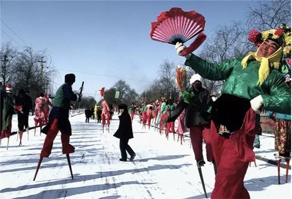 1981年,吉林延吉。踩高跷。在北方,新年欢庆活动包括扭秧歌和踩高跷。