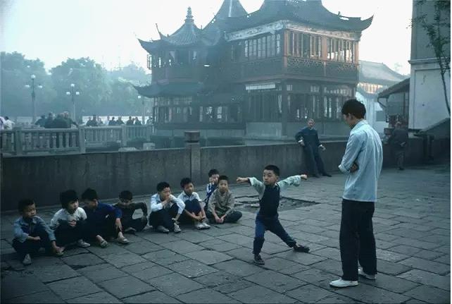 1979年,孩子们在上海豫园练著名的“少林拳”。