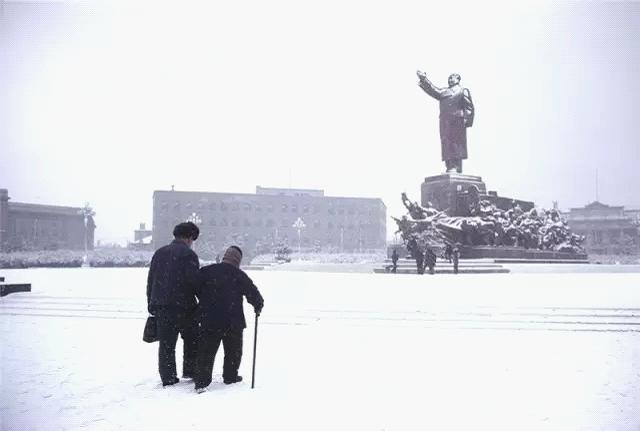 1981年,辽宁沈阳。毛泽东雕像,前景是一对母子。