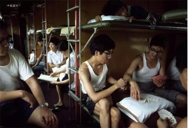 1979年,江南,火车里的硬卧旅客。