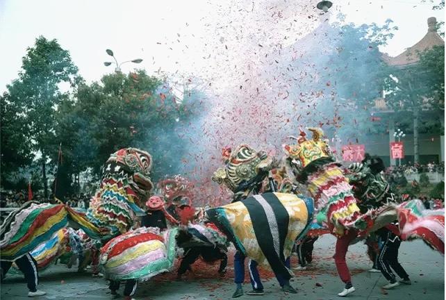 1982年,广东中山,舞狮。