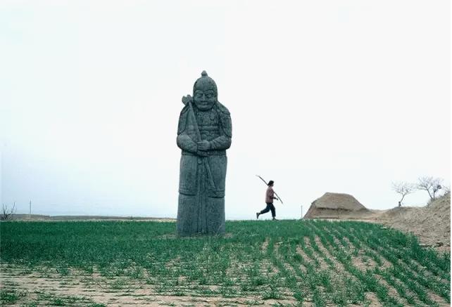 1982年,河南巩县。石像。永定陵巨大的陵墓,葬着北宋的皇帝。