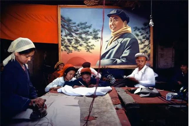 1980年,喀什。在这个小缝纫工厂,有一块昂贵的毛泽东像挂毯挂在墙上。