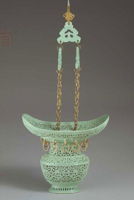 松石绿釉镂空花篮,清乾隆,高13.5cm,口径15.9cm×9.9cm,足径5.8cm×4.4cm