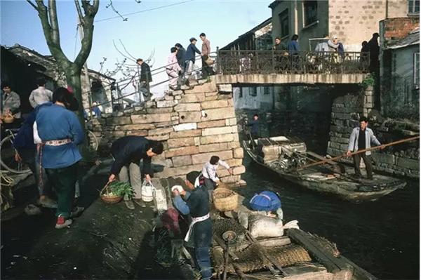 1983年,江苏苏州。苏州也盛产丝织工艺品和美女。自古以来,人就说:“吃在广东,住在苏州。”