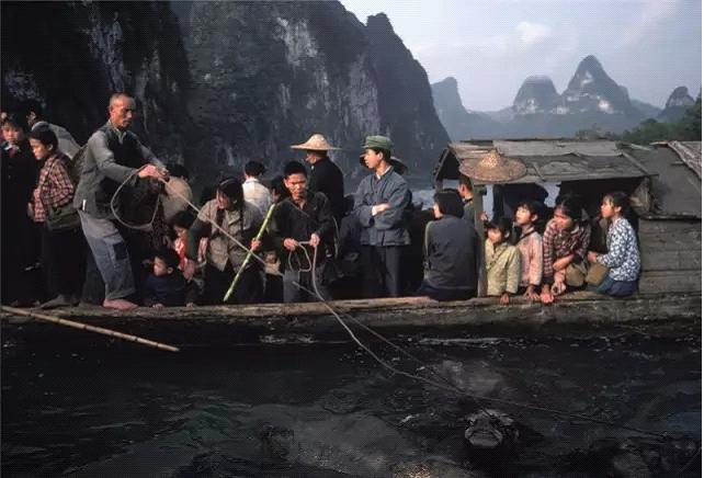 1979年,桂林。兴平村里的一艘小渡船。