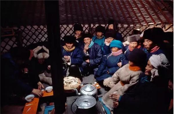 1985年,内蒙古锡林浩特。蒙古包里过新年。