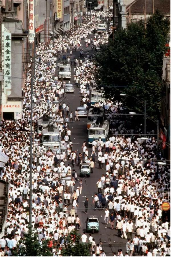 1985年,上海。主要商业街——南京路就像东京的银座、纽约的第五大道或巴黎的香榭丽舍大街。