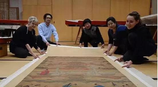 邱锦仙(中)和同事、助手在大英博物馆的书画修复工作室(图片来源:大英博物馆托管会)