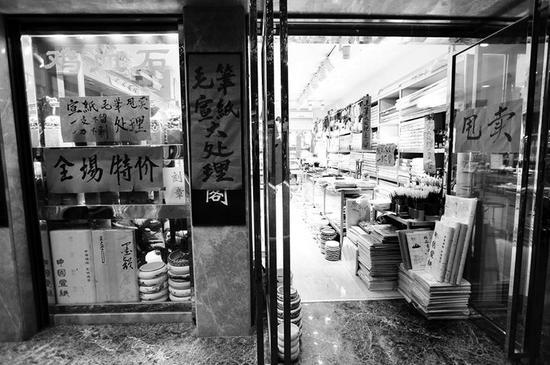 处理特价的店面也有不少 三秦都市报记者李宗华摄