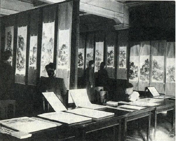 1943年,傅雷夫妇(左)在“黄宾虹八秩诞辰书画展览会”上,傅雷参与举办了该展览。