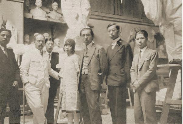 刘海粟(右三)和傅雷(右二)一行到访巴黎美院教授、著名雕塑家朗特斯基工作室
