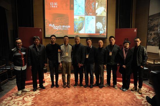 导演和故宫文物修复师傅们合影