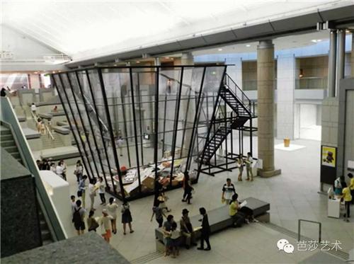 迈克尔·兰迪《艺术垃圾箱》,横滨三年展展览现场图,2010年